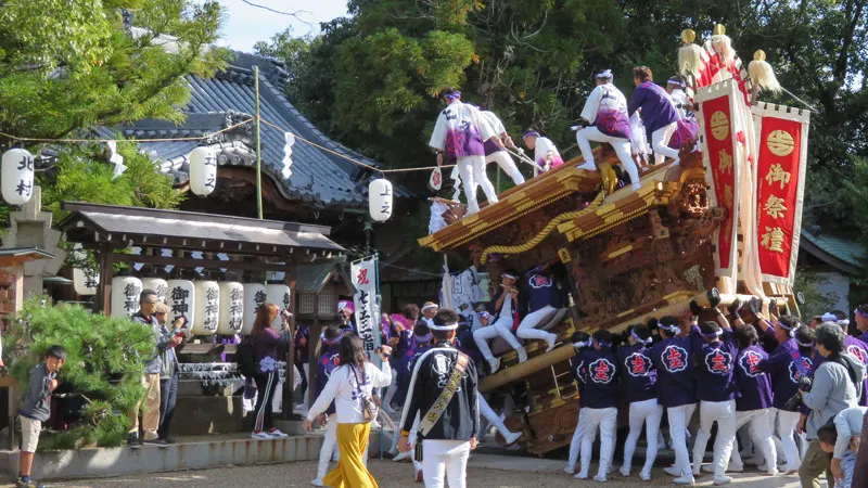 陶荒田神社に宮入りする陶器のだんじり