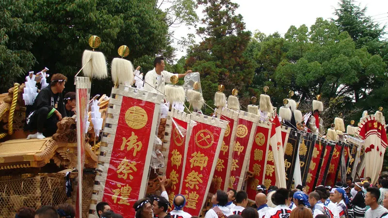 陶器のだんじりが陶荒田神社に宮入りする風景
