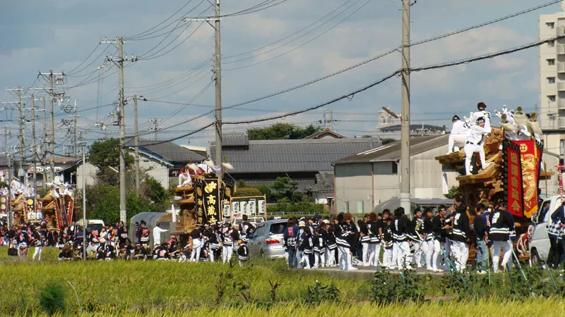 陶器のだんじり10町連合曳行の風景