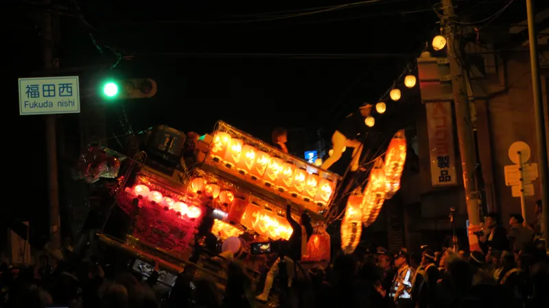 盛大に盛り上がる愛宕神社前パレードの様子