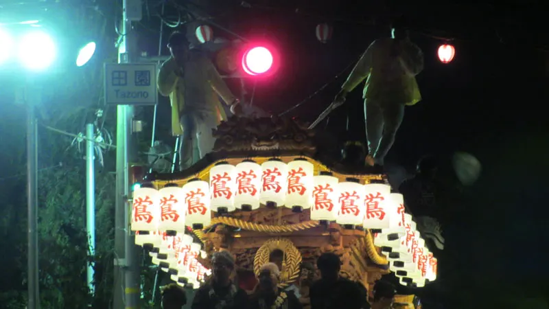 田園交差点で地車を担ぐ鴬の勇姿