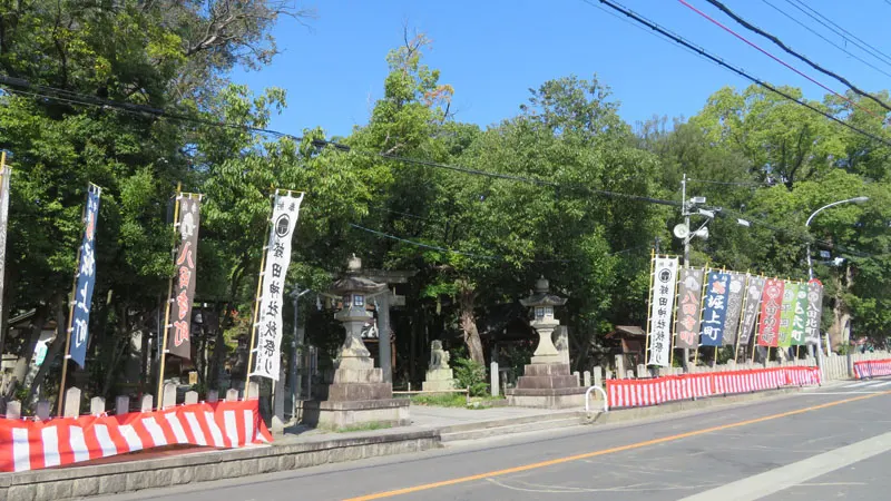 八田荘のだんじりが宮入りする蜂田神社の風景