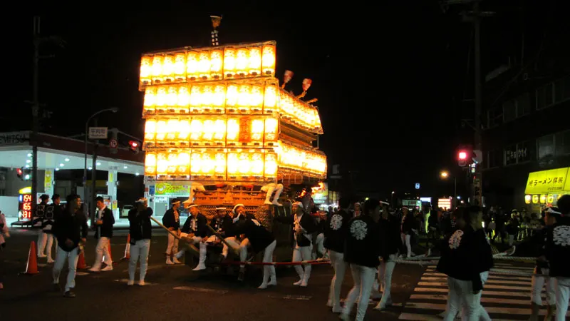 大池パレードを灯入曳行する家原寺町のだんじり
