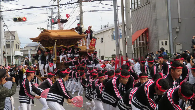 旧ドットでやりまわしをする毛穴町のだんじり