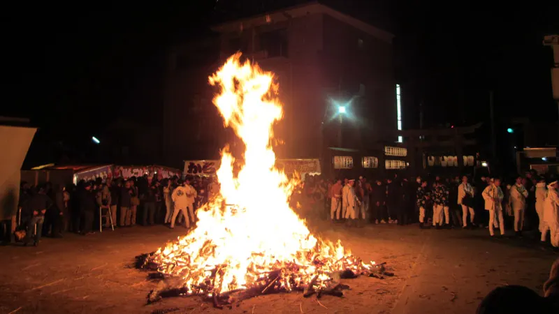 石津太神社の奇祭やっさいほっさい火渡り神事の風景