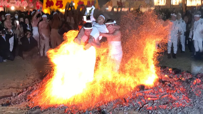 石津太神社の奇祭やっさいほっさい火渡り神事