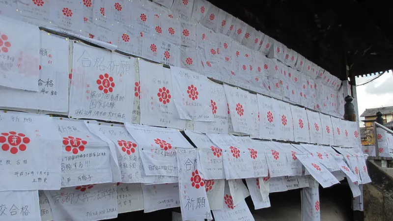 合格祈願の願掛けハンカチは家原寺の風物詩