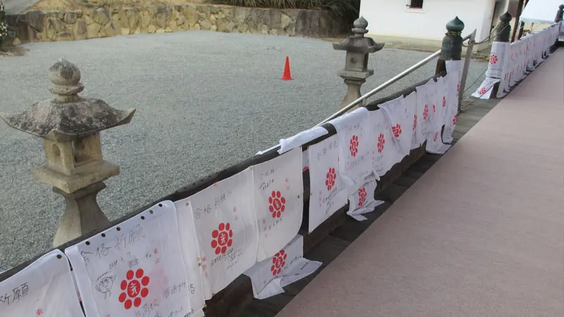 家原寺の本堂を埋め尽くす合格祈願のハンカチ