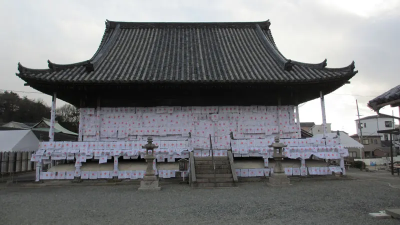 ハンカチで覆われた家原寺の本堂