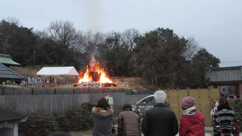 家原寺の「とんど」を体験